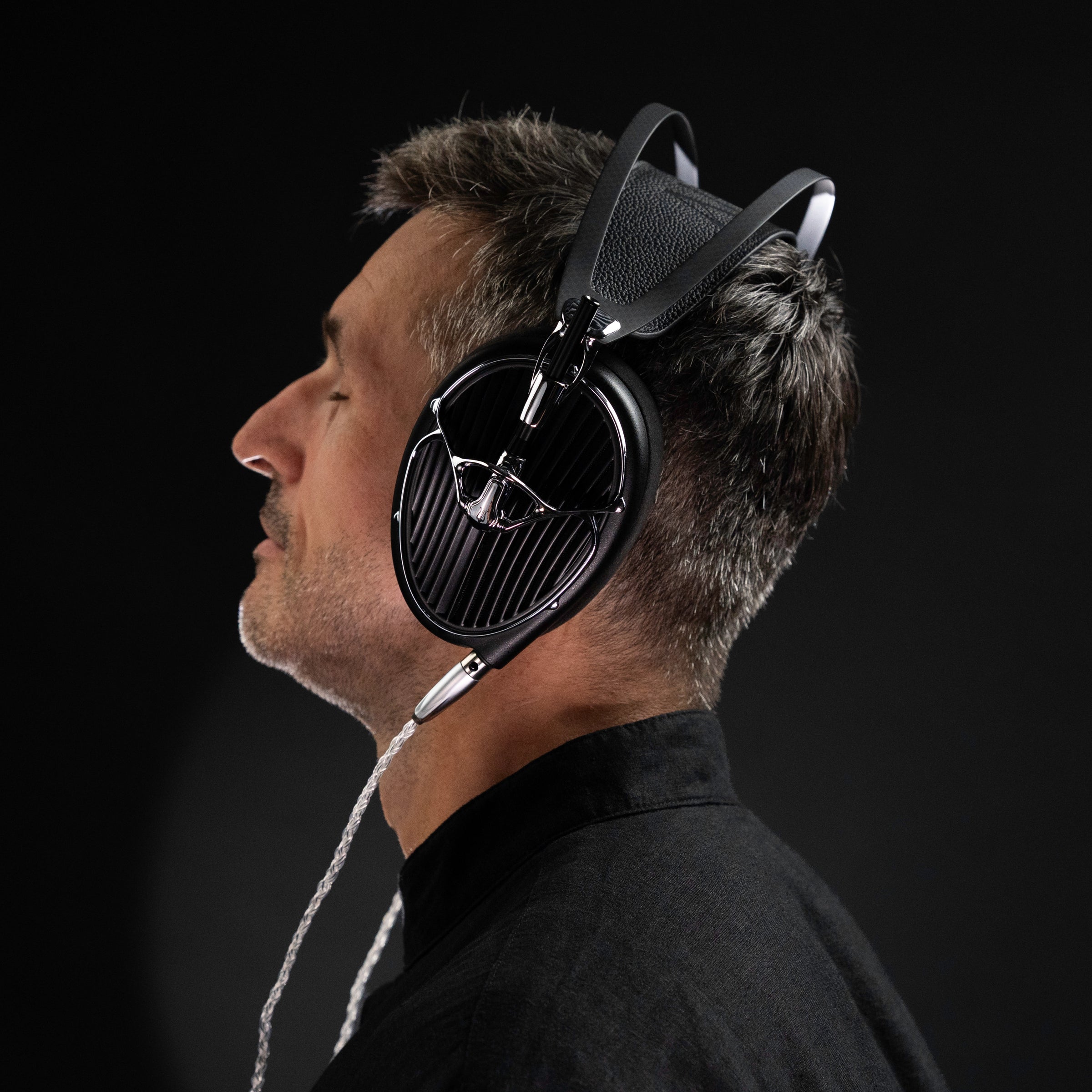 Meze-Audio-ARTA-headphone-05_faf92516-b06f-4fb7-a310-4b97caa2f73f.webp